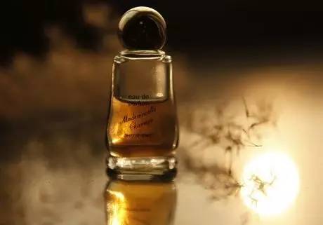 what??？“香”艷的美女成了辦公室污染源，甲醛治理非常必要！