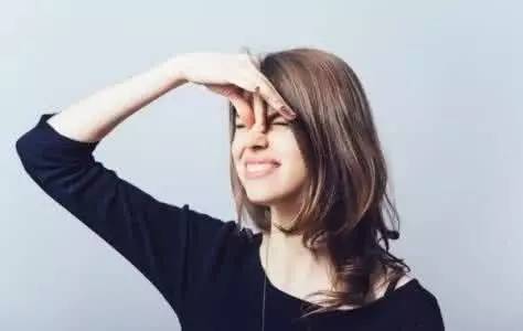 what??？“香”艷的美女成了辦公室污染源，甲醛治理非常必要！