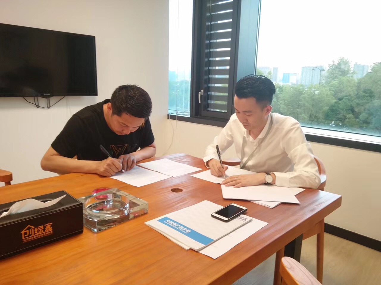 熱烈祝賀成都劉總簽約創(chuàng)綠家！