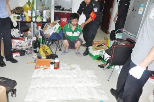 廚房水管破裂傳出刺鼻性氣味，原以為是鄰居家甲醛超標(biāo)，沒想到是“絕命毒師”