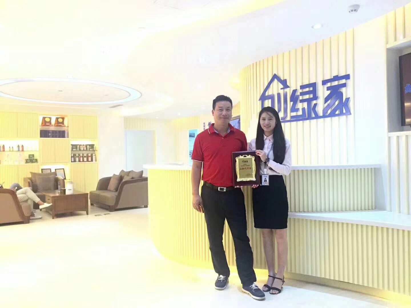 熱烈祝賀余總簽約創(chuàng)綠家海南省市級(jí)代理！