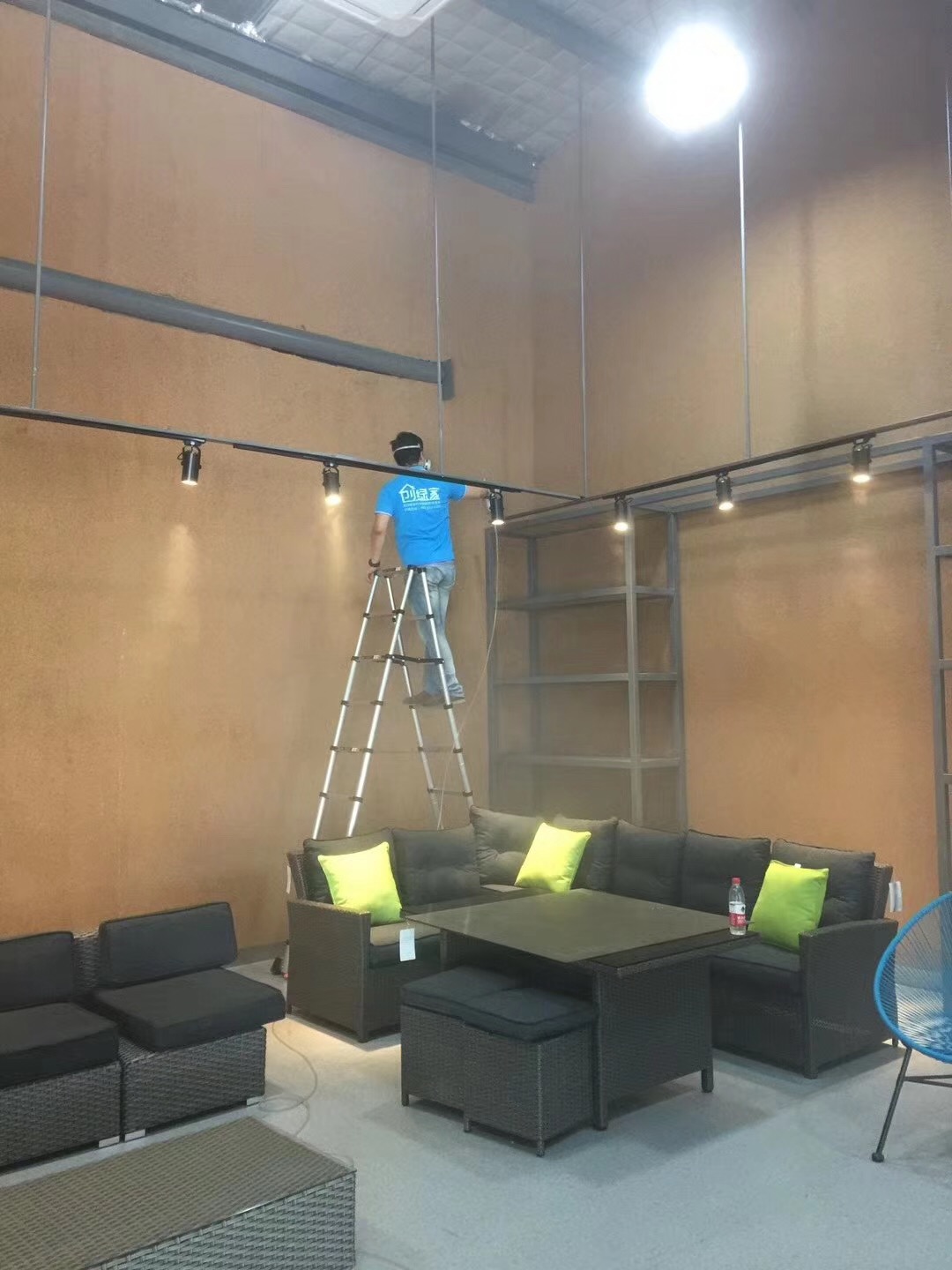 樂富設(shè)計園在一個loft創(chuàng)意產(chǎn)業(yè)園中，2760多方的一個大項目歷經(jīng)創(chuàng)綠家兩組工程師兩天兩夜的治理，典型loft式的裝修異味大大降低。樂富設(shè)計園的治理源于創(chuàng)綠家曾經(jīng)為泰普森旗下一家子公司甲醛治理，治理完畢效果非常好，所以泰普森集團二次選擇我們治理。創(chuàng)綠家，值得您信任！