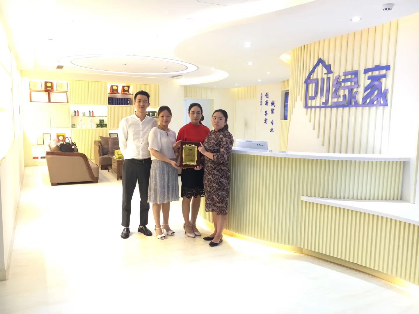 熱烈祝賀賀總團(tuán)隊(duì)簽約創(chuàng)綠家重慶市區(qū)級(jí)代理！