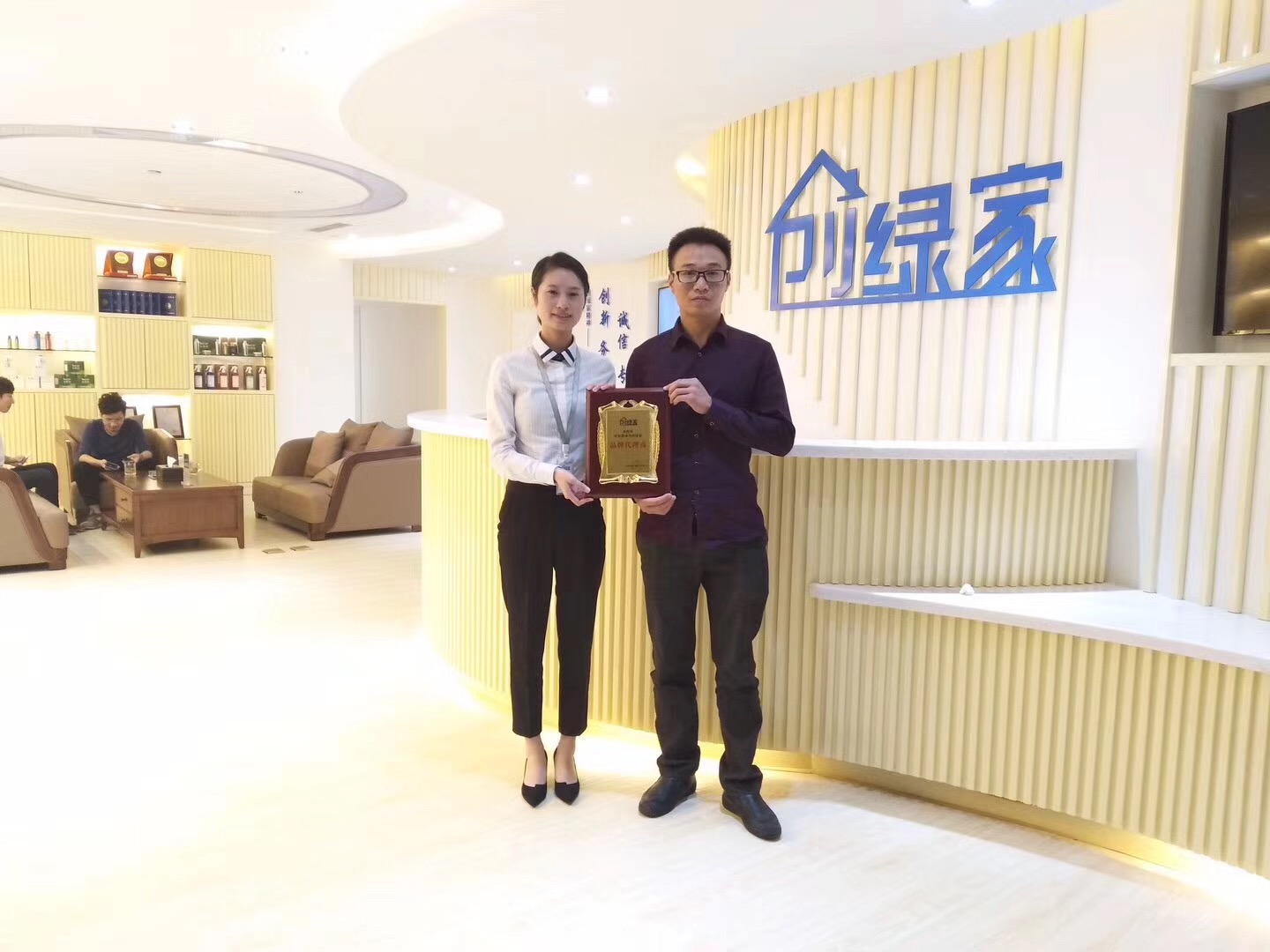 熱烈祝賀劉總簽約創(chuàng)綠家銅仁市縣級(jí)代理！