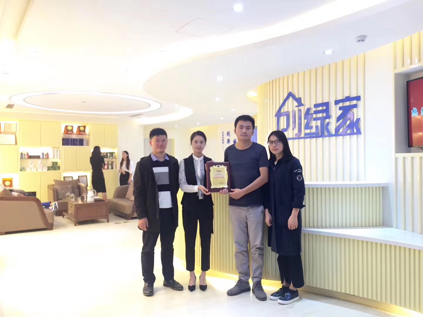 熱烈祝賀余總簽約創(chuàng)綠家江蘇省縣級(jí)市代理！