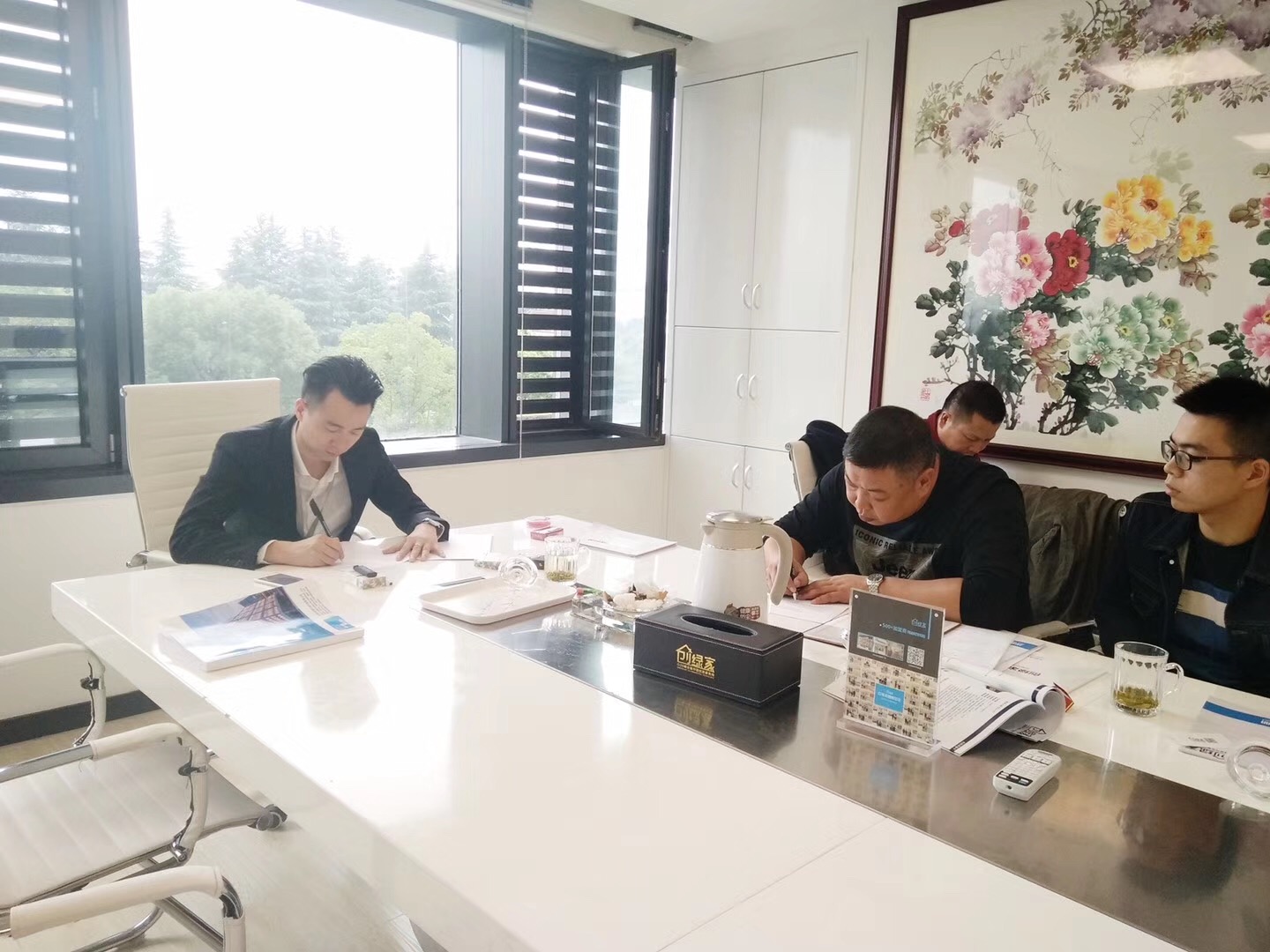 熱烈祝賀何總父子簽約創(chuàng)綠家江西省市級代理！