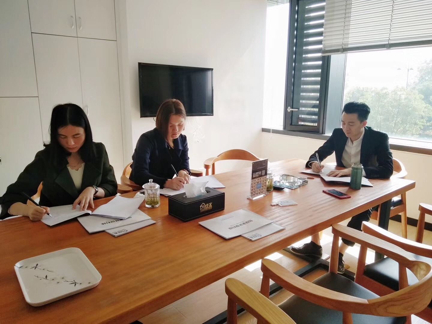 熱烈祝賀楊總、潘總簽約創(chuàng)綠家茂名市區(qū)級代理！