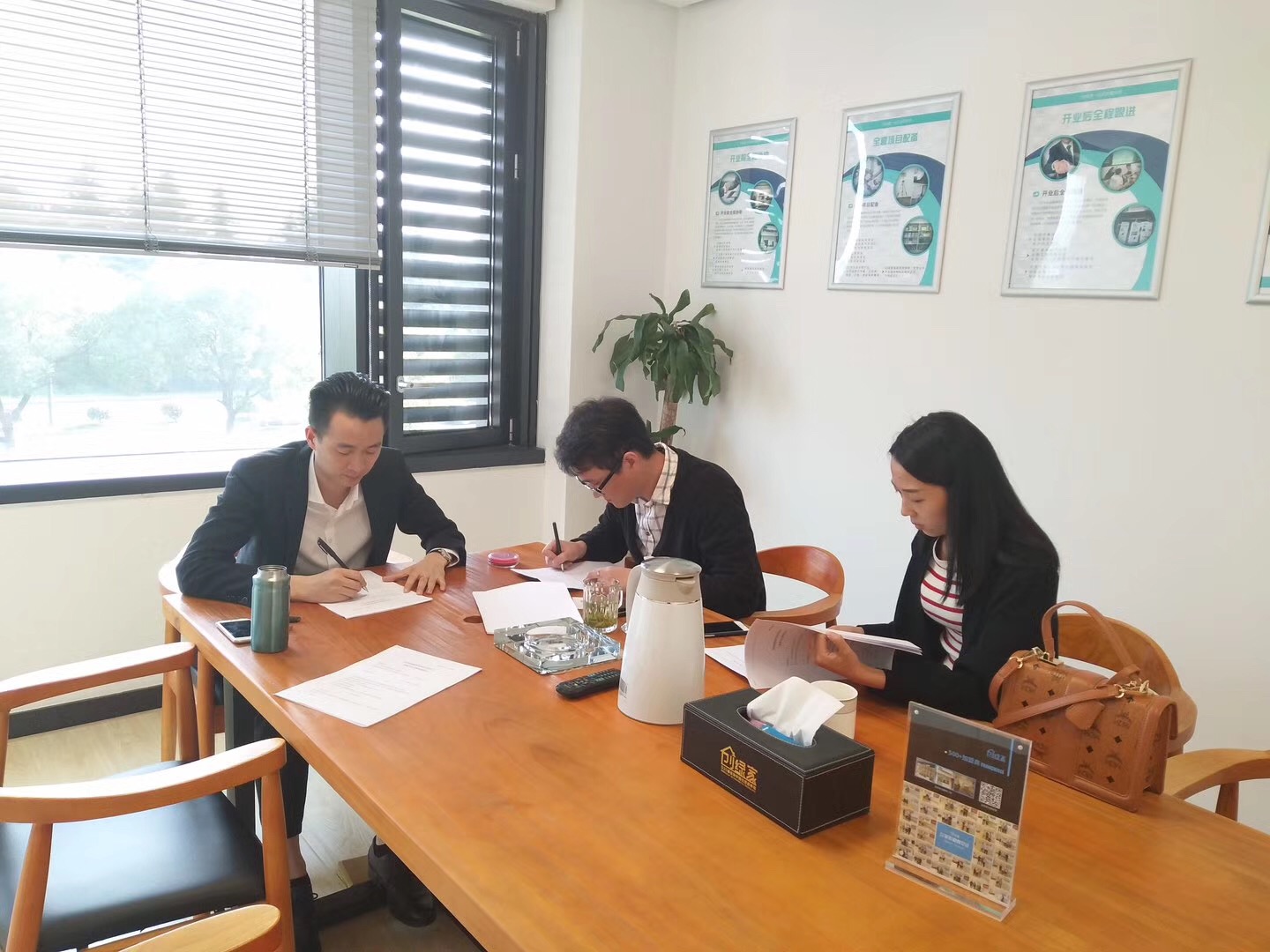 熱烈祝賀陳總夫婦簽約創(chuàng)綠家紹興市縣級代理！