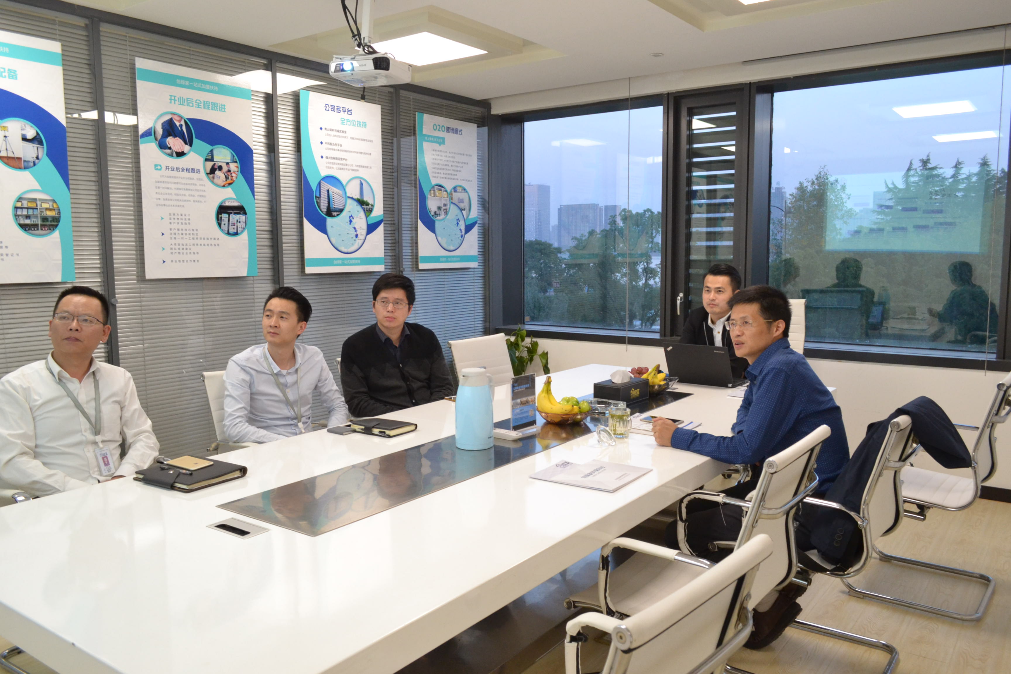 熱烈歡迎杭州上城區(qū)科技局領(lǐng)導(dǎo)蒞臨創(chuàng)綠家指導(dǎo)！