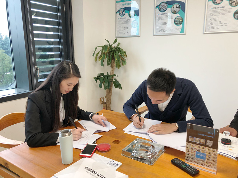 熱烈祝賀龍總、趙總簽約創(chuàng)綠家南京市區(qū)級代理！