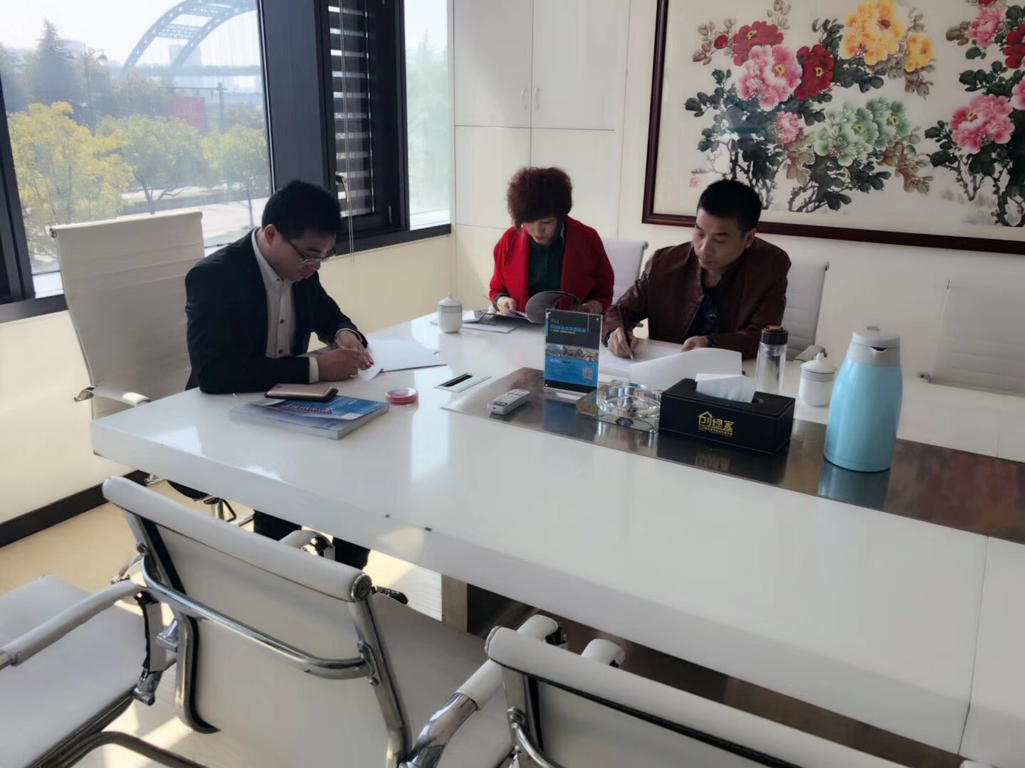 熱烈祝賀陳總夫婦簽約創(chuàng)綠家博爾塔拉蒙古自治州區(qū)級代理！