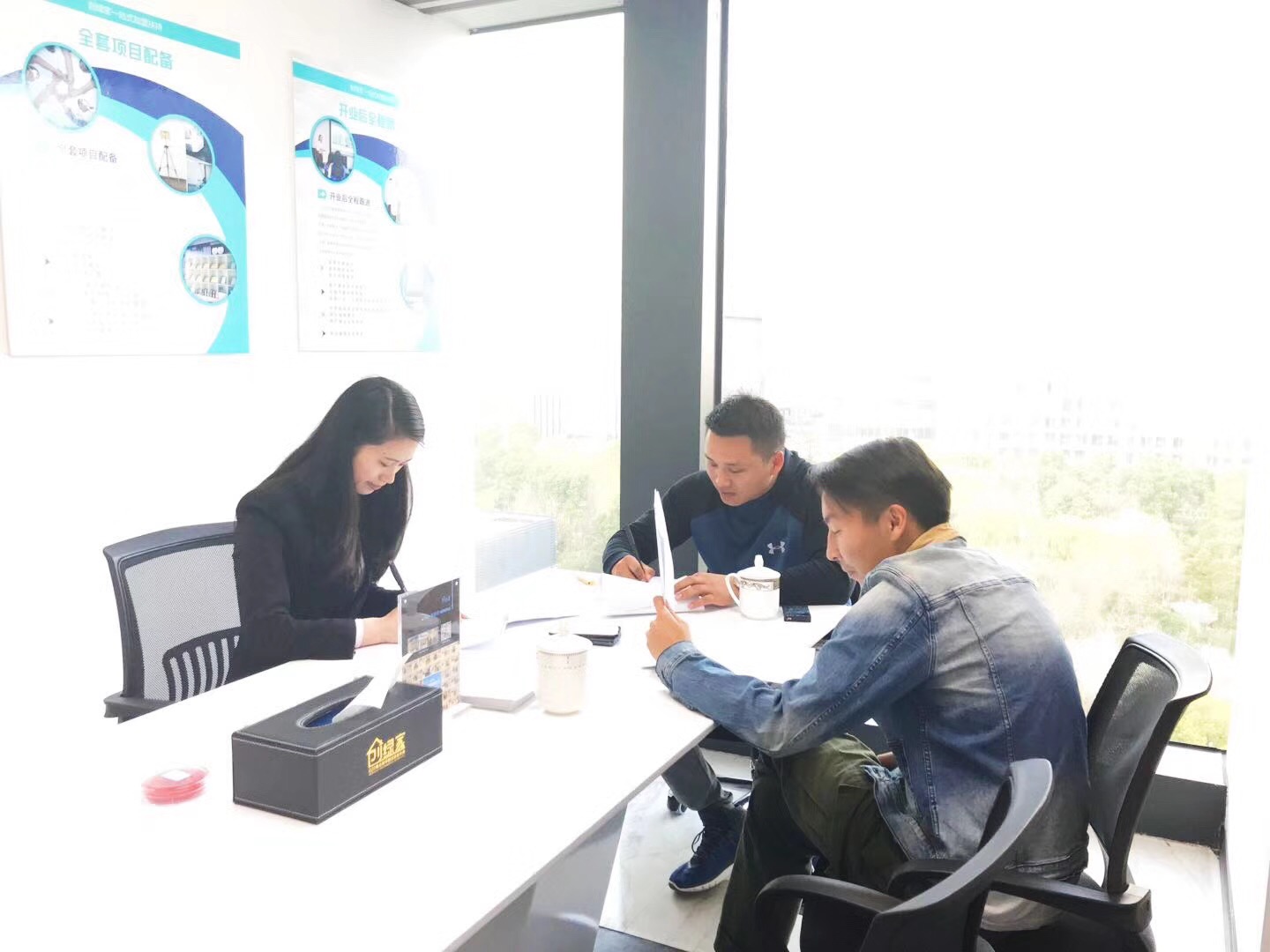 熱烈祝賀馬總簽約創(chuàng)綠家昆明市區(qū)級代理！