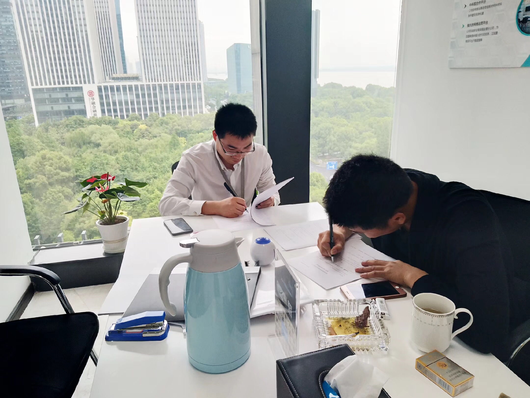 熱烈祝賀孫總、蘇總簽約創(chuàng)綠家桂林市區(qū)級(jí)代理！