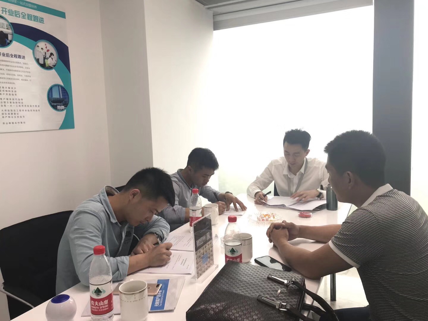 熱烈祝賀楊總、吳總、甘總簽約創(chuàng)綠家長沙市區(qū)級(jí)代理！