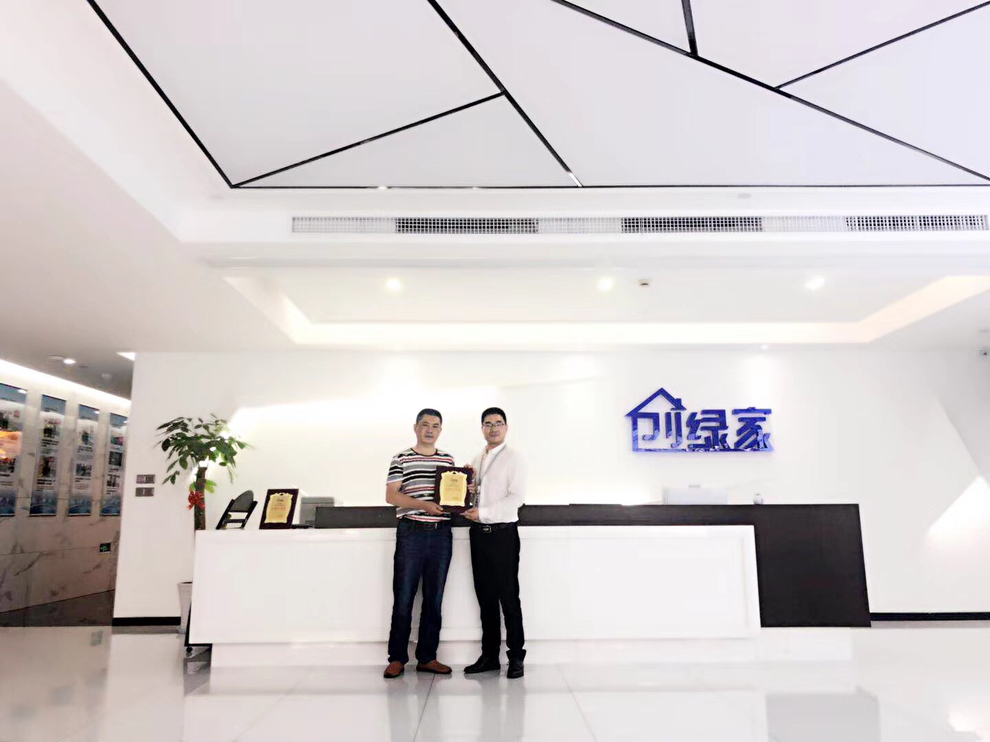 熱烈祝賀鄧總簽約創(chuàng)綠家成都市區(qū)級代理！