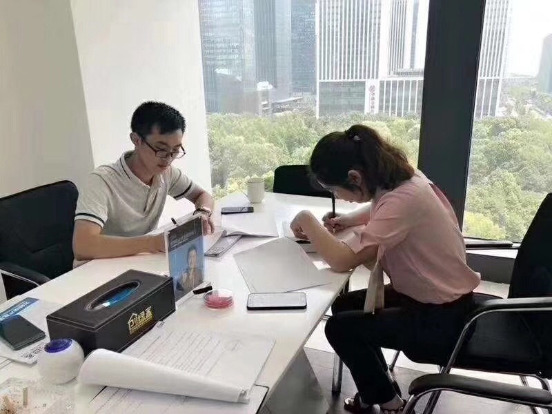 熱烈祝賀周總簽約創(chuàng)綠家重慶市區(qū)級(jí)代理！