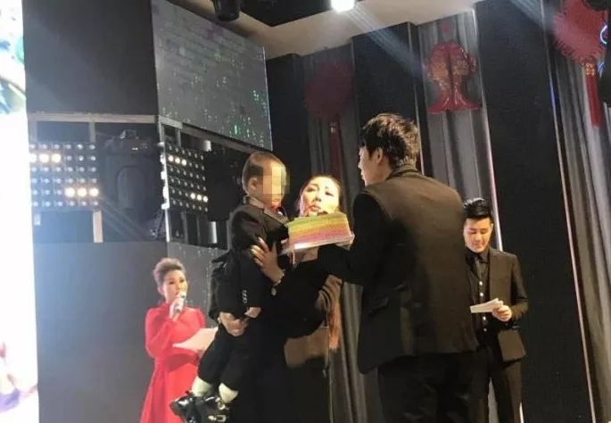 4歲男孩和媽媽辦“婚禮”，真相令人淚崩！