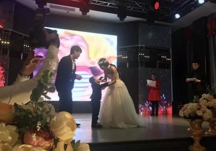4歲男孩和媽媽辦“婚禮”，真相令人淚崩！