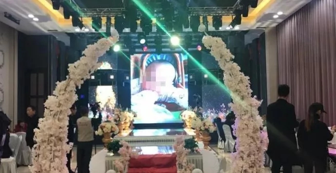 4歲男孩和媽媽辦“婚禮”，真相令人淚崩！