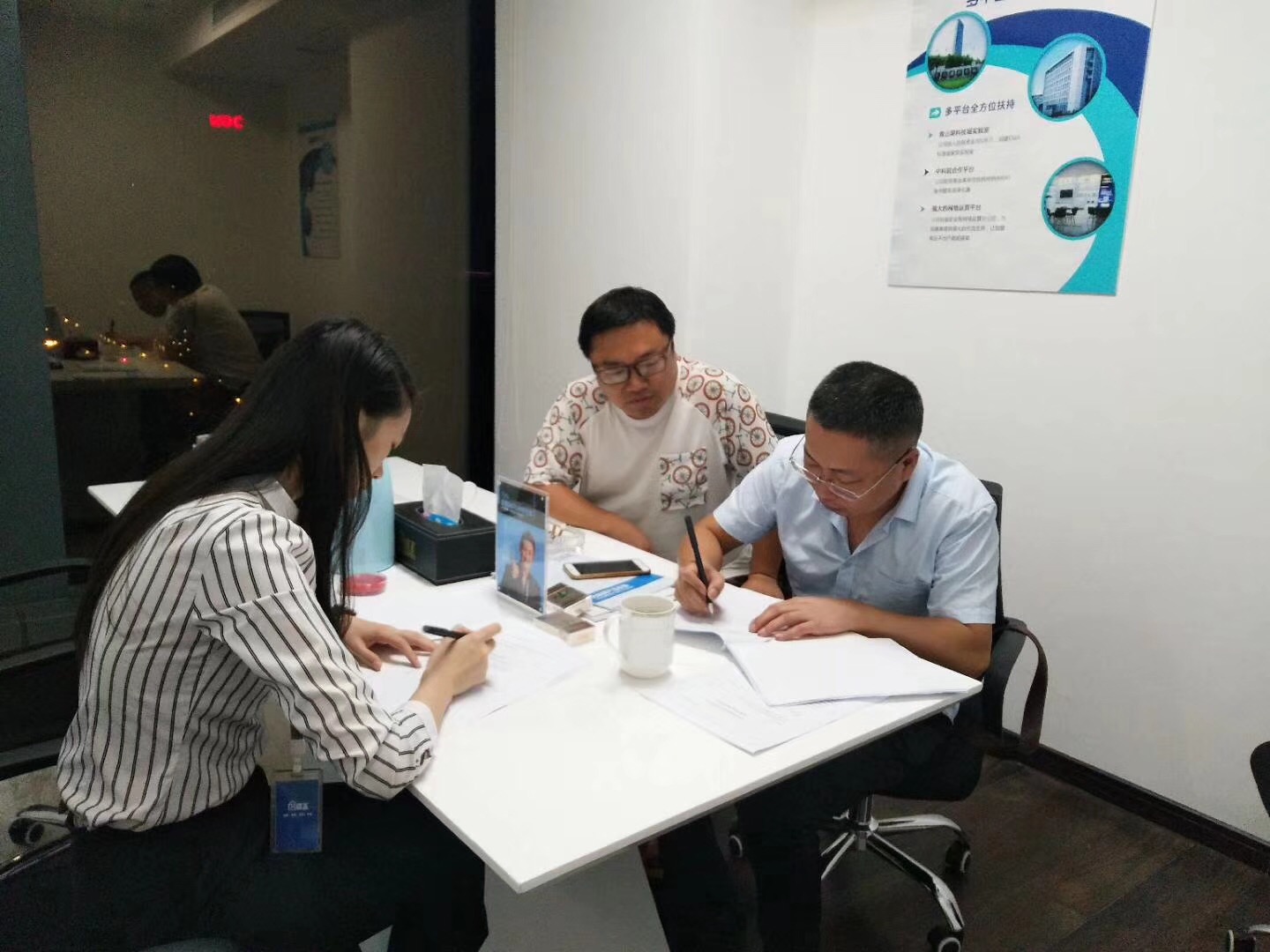 熱烈祝賀唐總、蔡總簽約創(chuàng)綠家邵陽市區(qū)級代理！