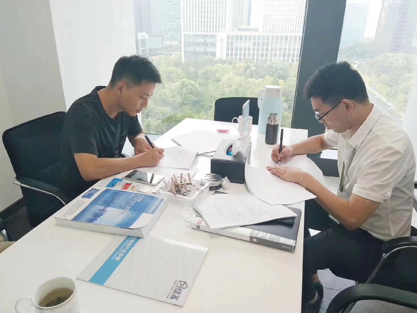 熱烈祝賀李總、解總簽約創(chuàng)綠家漢中市縣級(jí)代理！