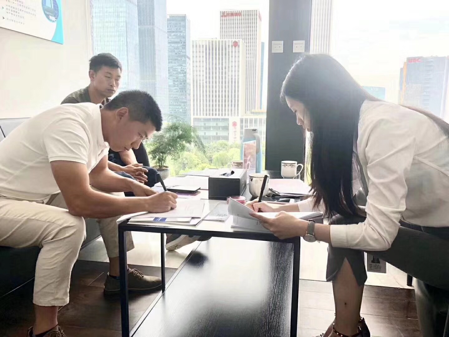 熱烈祝賀俞總、杜總簽約創(chuàng)綠家貴陽市區(qū)級代理！