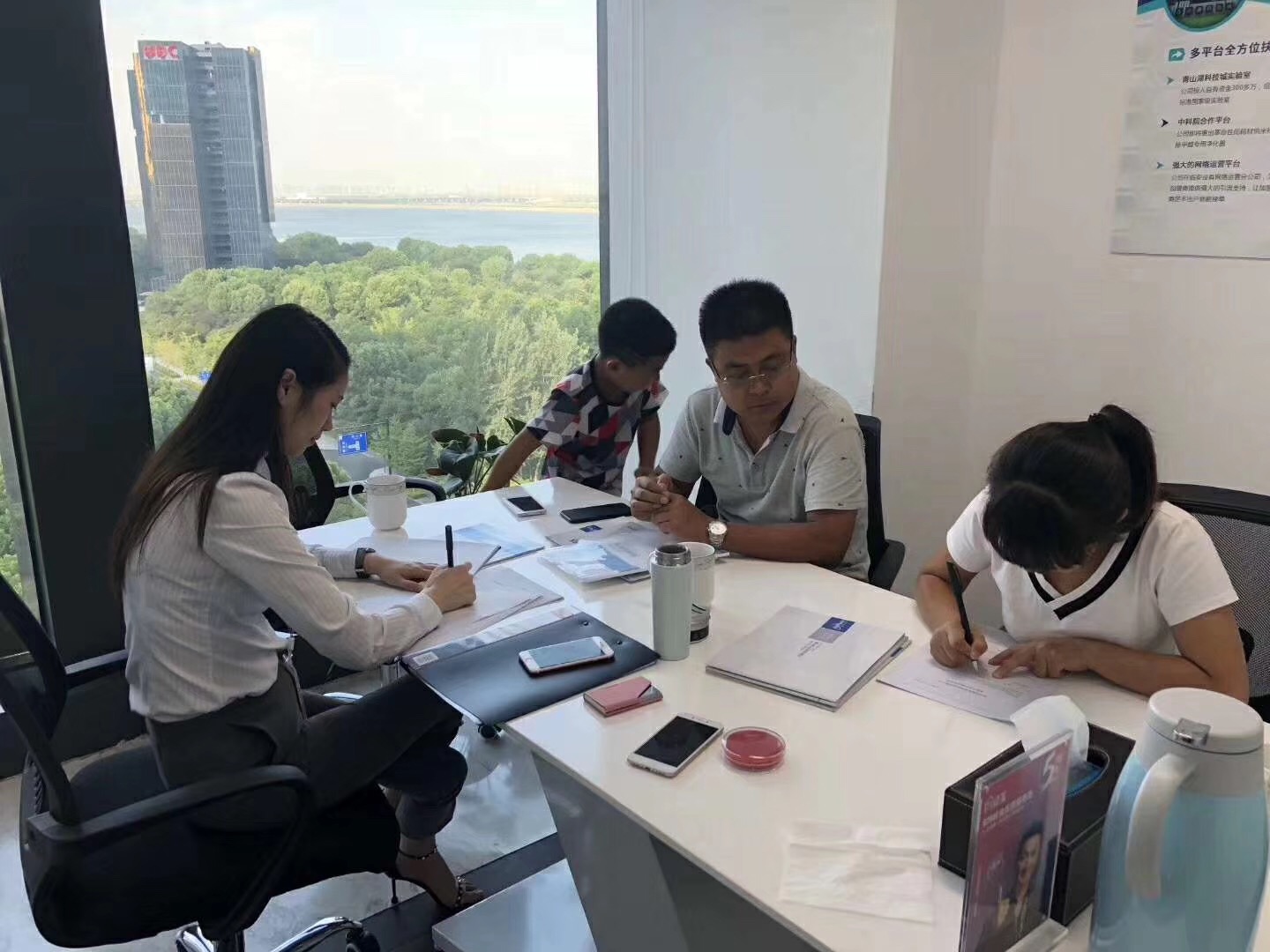 熱烈祝賀李總、關(guān)總簽約創(chuàng)綠家西安市區(qū)級(jí)代理！