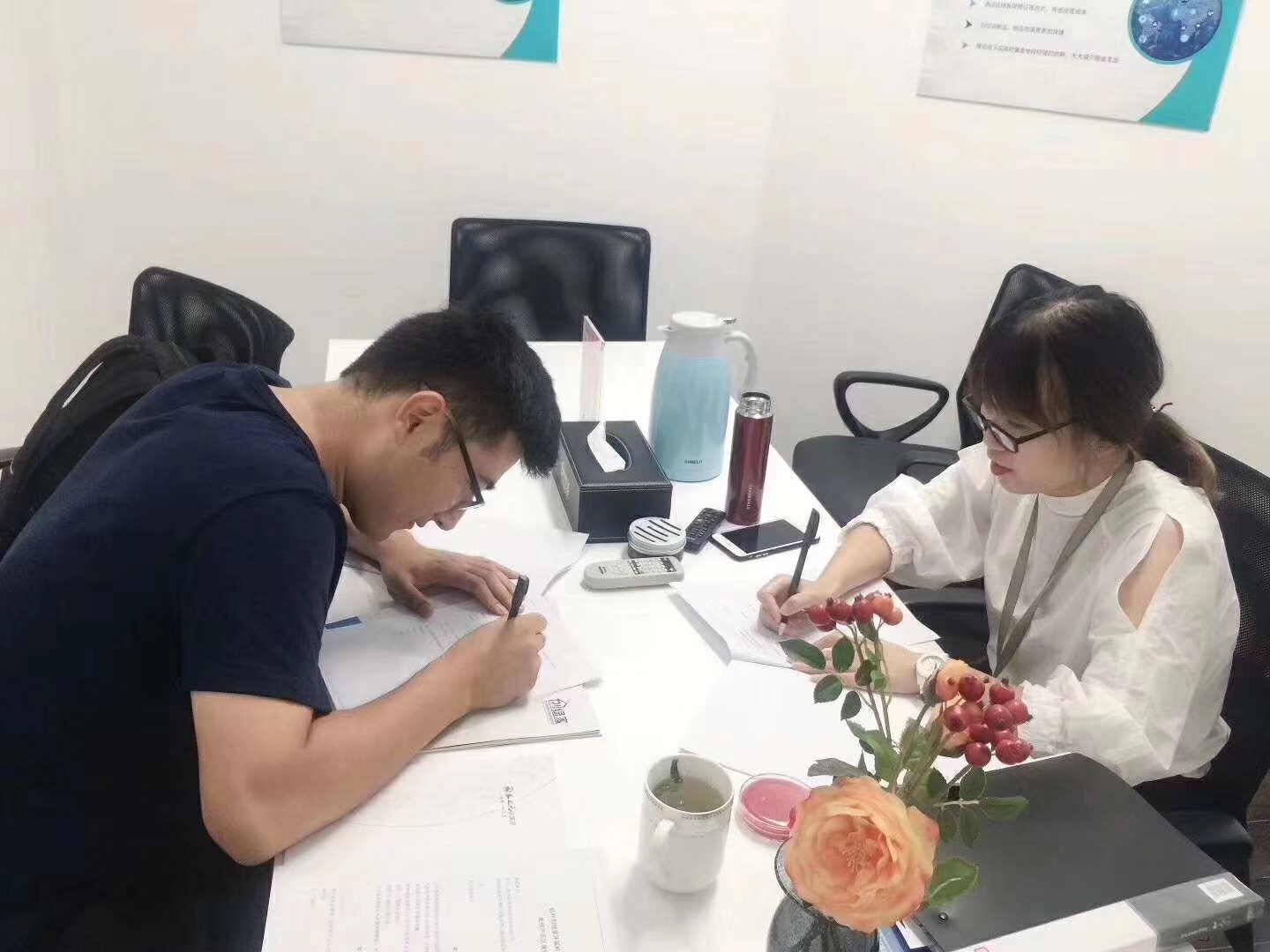 熱烈祝賀何總簽約創(chuàng)綠家塔城市縣級代理！