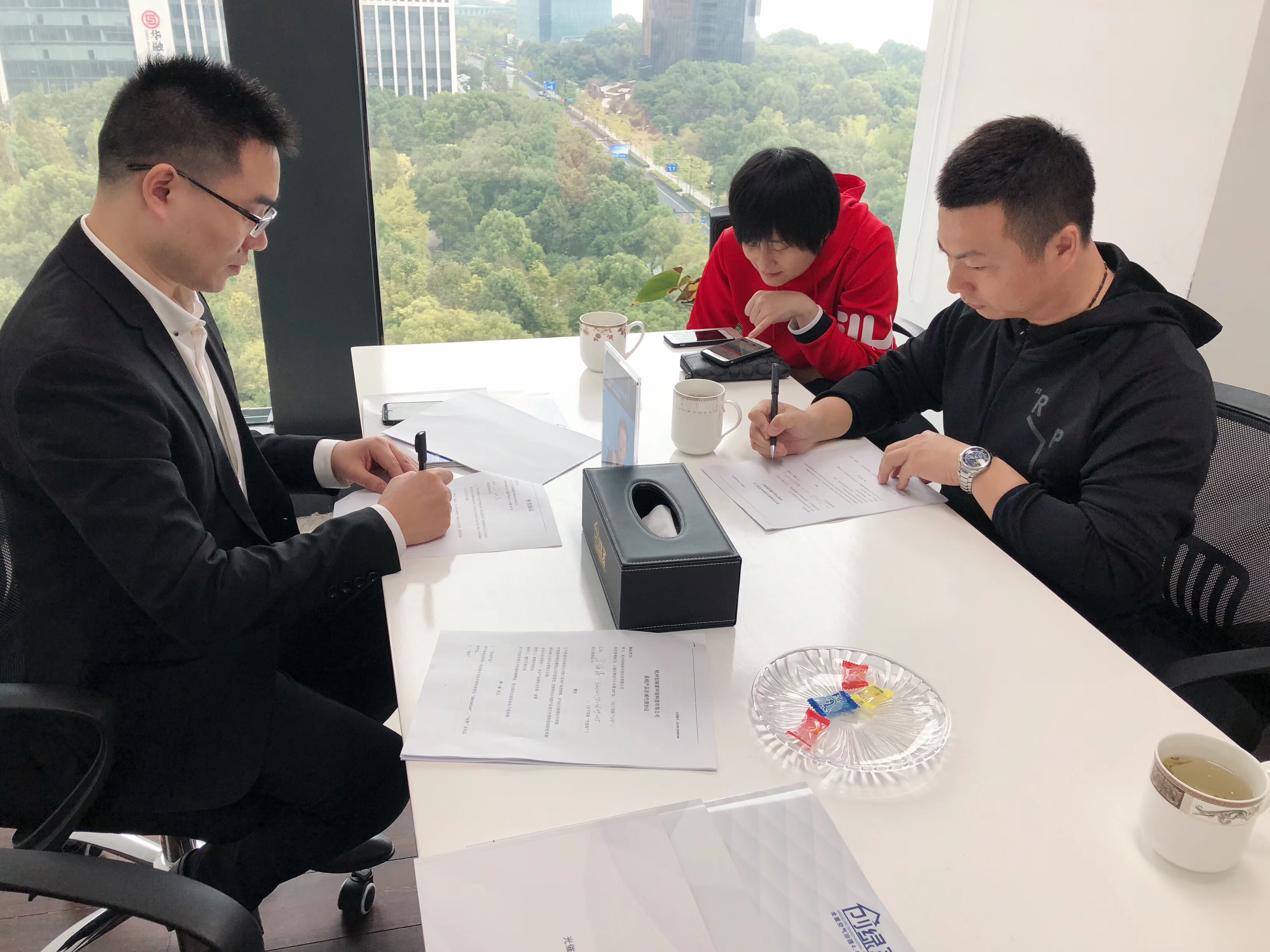 熱烈祝賀馬總夫婦、蔡總夫婦簽約創(chuàng)綠家揚州市區(qū)級代理！