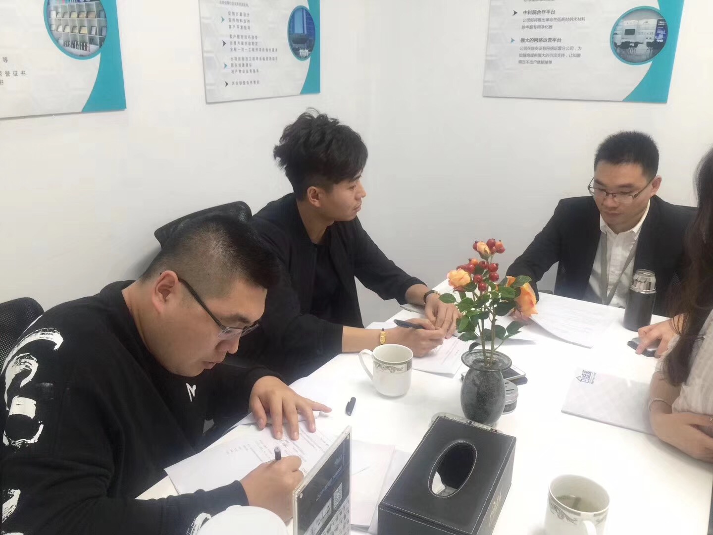 熱烈祝賀李總、王總簽約創(chuàng)綠家鞍山市區(qū)級代理！