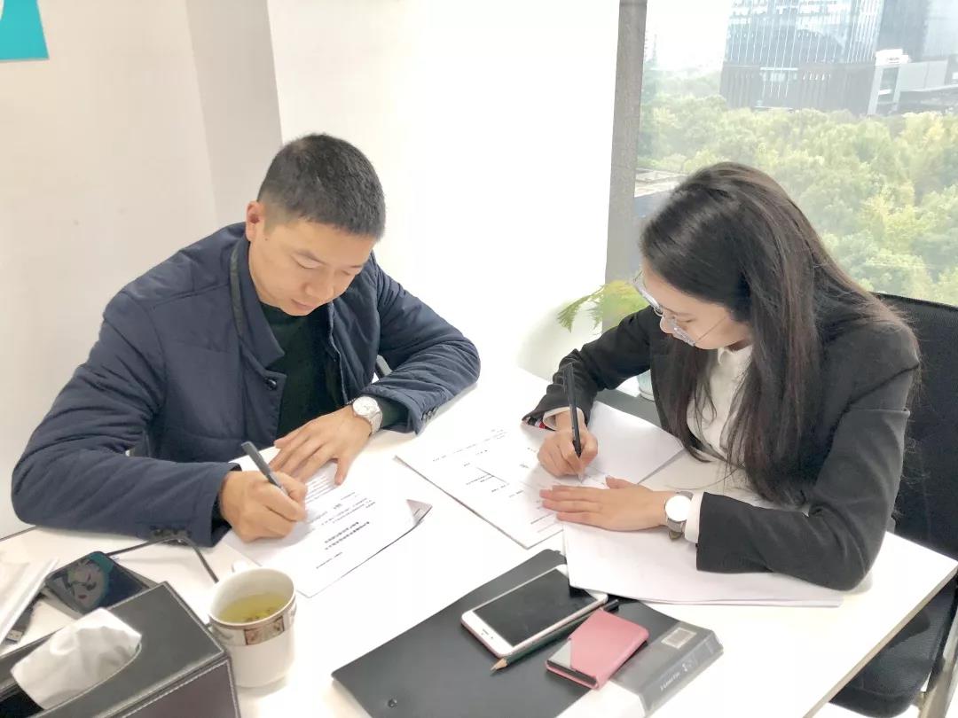 熱烈祝賀張總簽約創(chuàng)綠家成都市區(qū)級(jí)代理！