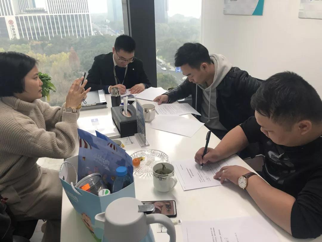 熱烈祝賀黃總夫婦簽約創(chuàng)綠家廣西南寧市區(qū)級代理！