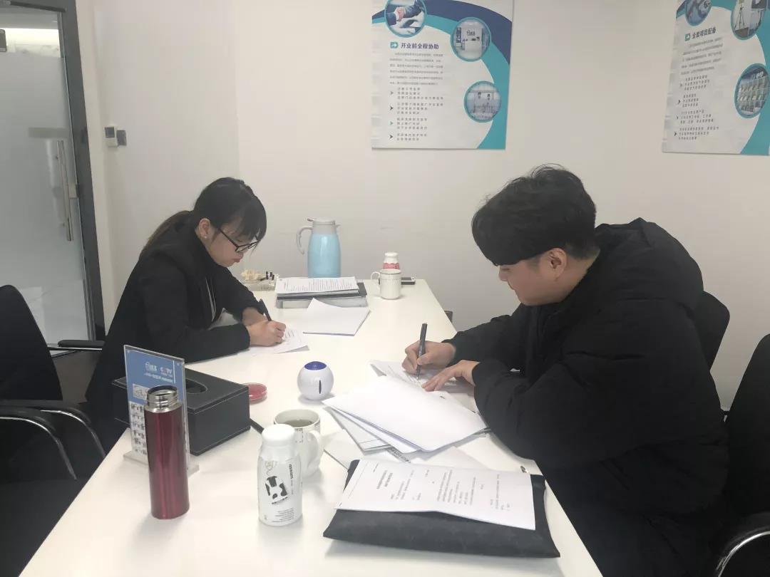 熱烈祝賀錢總、高總簽約創(chuàng)綠家上海市區(qū)級代理！