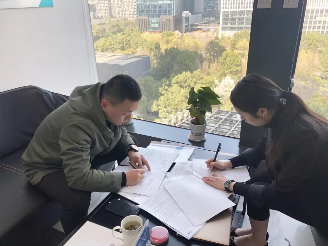 彭總之前是在國(guó)企上班，現(xiàn)在選擇自己創(chuàng)業(yè)，自己做過多方面的了解，千里迢迢來考察，注重公司實(shí)力、扶持力度和產(chǎn)品效果，對(duì)這個(gè)行業(yè)也是非常有信心，在我們除醛技術(shù)交流峰會(huì)現(xiàn)場(chǎng)果斷簽約！