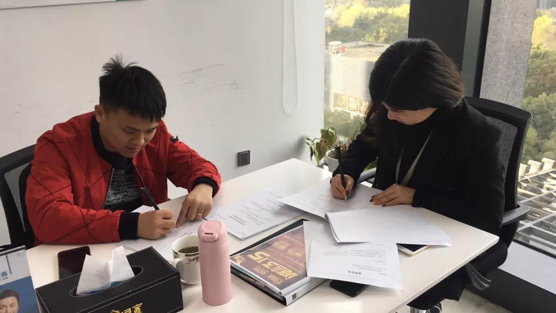 熱烈祝賀鄧總、郭總簽約創(chuàng)綠家江西省某市縣級(jí)代理！