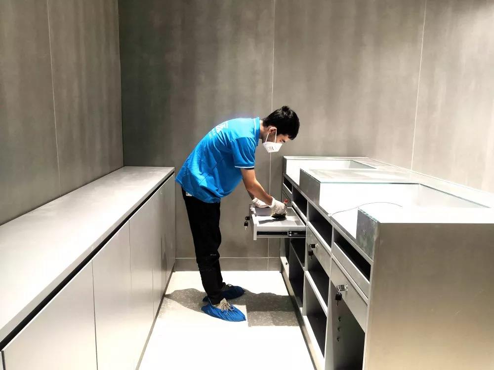 完美日記是一個國產(chǎn)大眾美妝品牌，價格良心堪稱國貨之光，也深受年輕人喜愛。