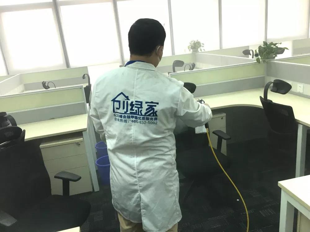 完美日記是一個國產(chǎn)大眾美妝品牌，價格良心堪稱國貨之光，也深受年輕人喜愛。