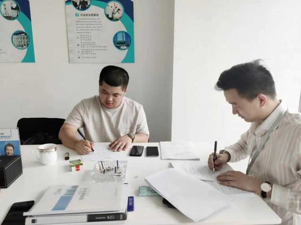 熱烈祝賀何總簽約創(chuàng)綠家廣東省深圳市區(qū)級(jí)代理！