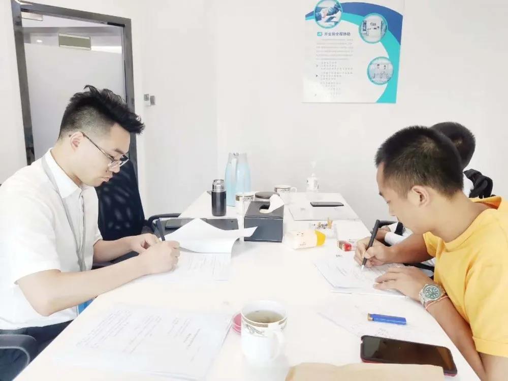 熱烈祝賀劉總左總簽約創(chuàng)綠家云南省臨滄市區(qū)級(jí)代理！