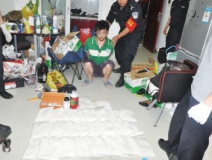 廚房水管破裂傳出刺鼻性氣味，原以為是鄰居家裝修后除甲醛沒到位，沒想到是“絕命毒師”