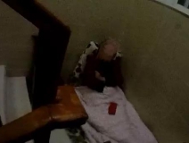 為了幫兒子收快遞，南京老夫妻被迫睡樓道
