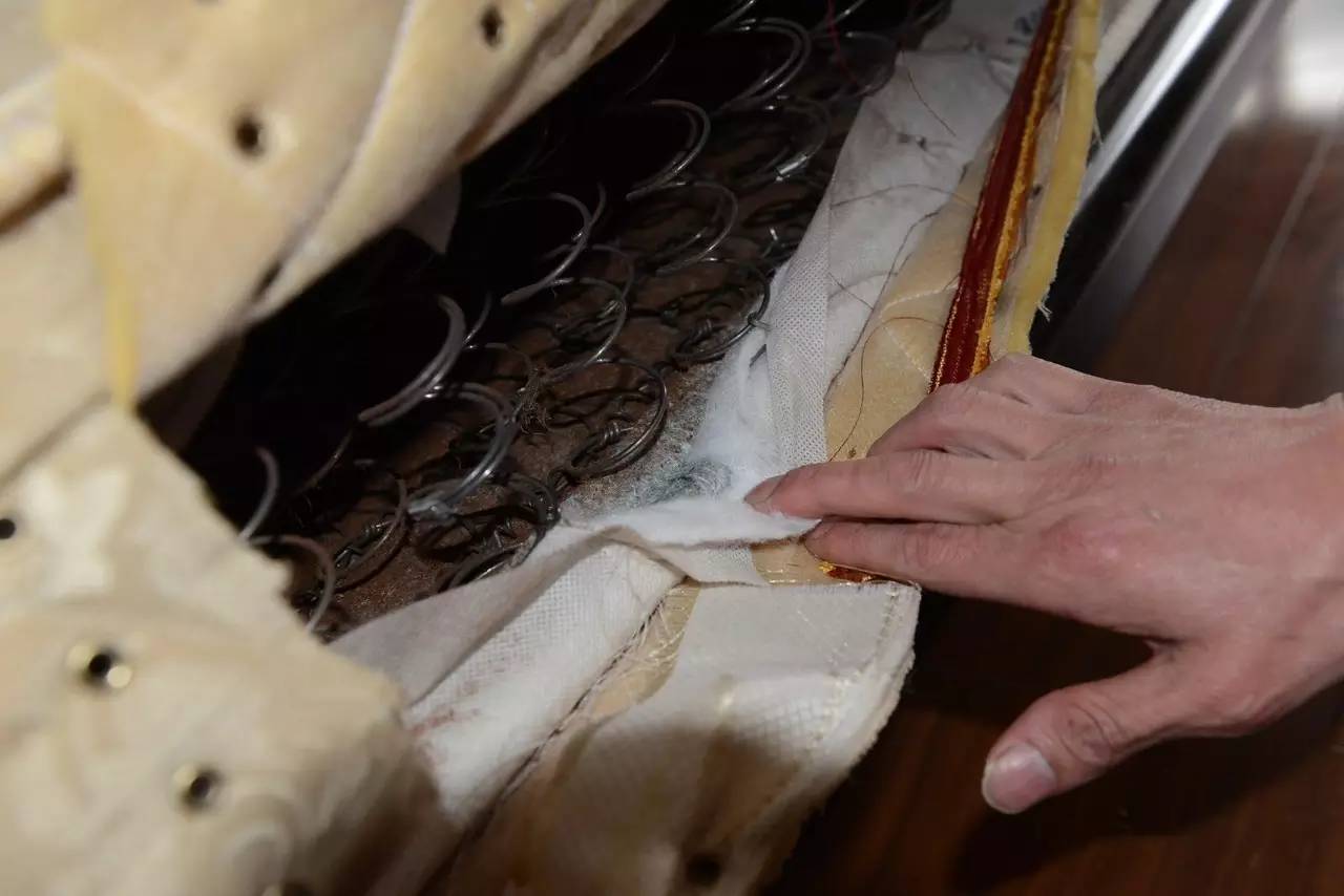 南京美女睡了10年的床墊，掀開后把全家人都嚇傻了……