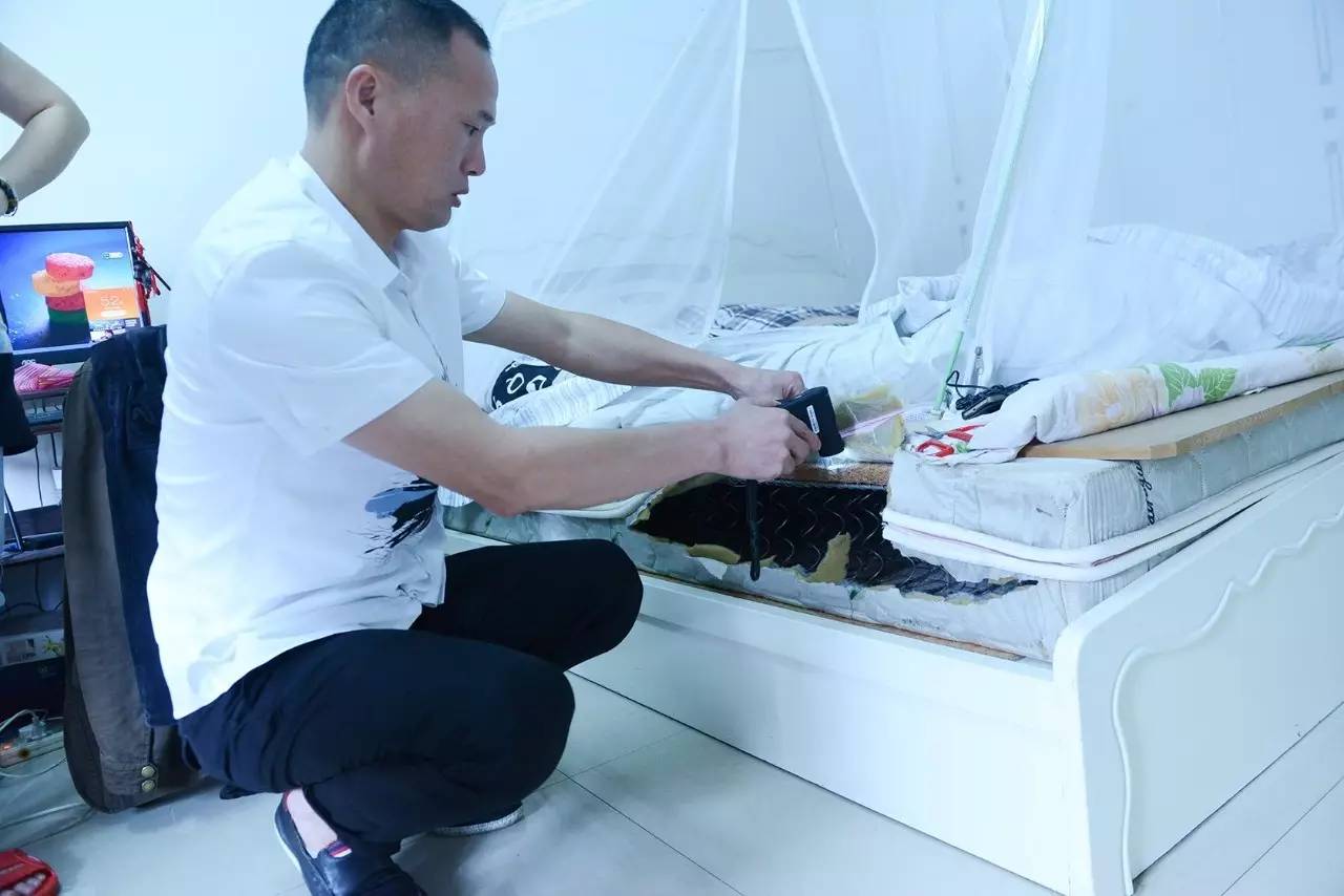 南京美女睡了10年的床墊，掀開后把全家人都嚇傻了……