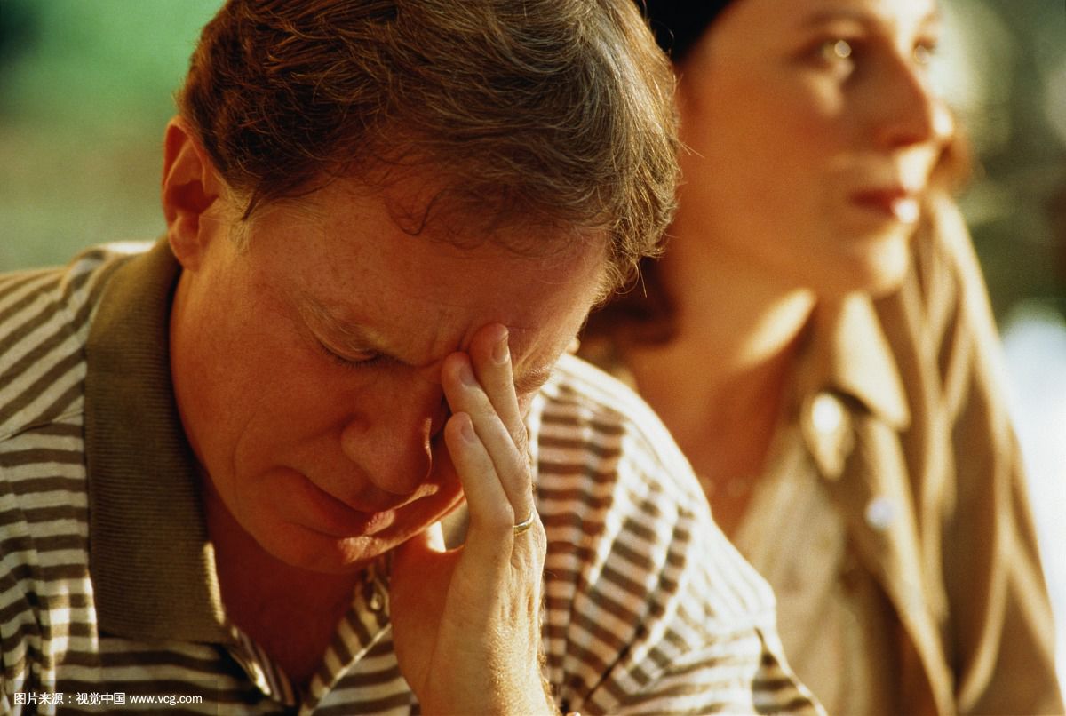 前段時(shí)間，王先生家中房子裝修。入住沒(méi)多久王先生就感覺(jué)自己身體出現(xiàn)了一些異樣，時(shí)常感到胸悶氣短、呼吸不暢，嚴(yán)重的時(shí)候還會(huì)出現(xiàn)短時(shí)間的暈眩。王先生以為是自己的身體出現(xiàn)了什么狀況便跑到家附近的診所詢(xún)問(wèn)。醫(yī)生一看便問(wèn)王先生家中最近是否裝修，王先生感覺(jué)很詫異。醫(yī)生說(shuō)這樣的癥狀是典型的甲醛中毒。王先生就咨詢(xún)了除甲醛公司如何清除新房裝修后殘留的甲醛？