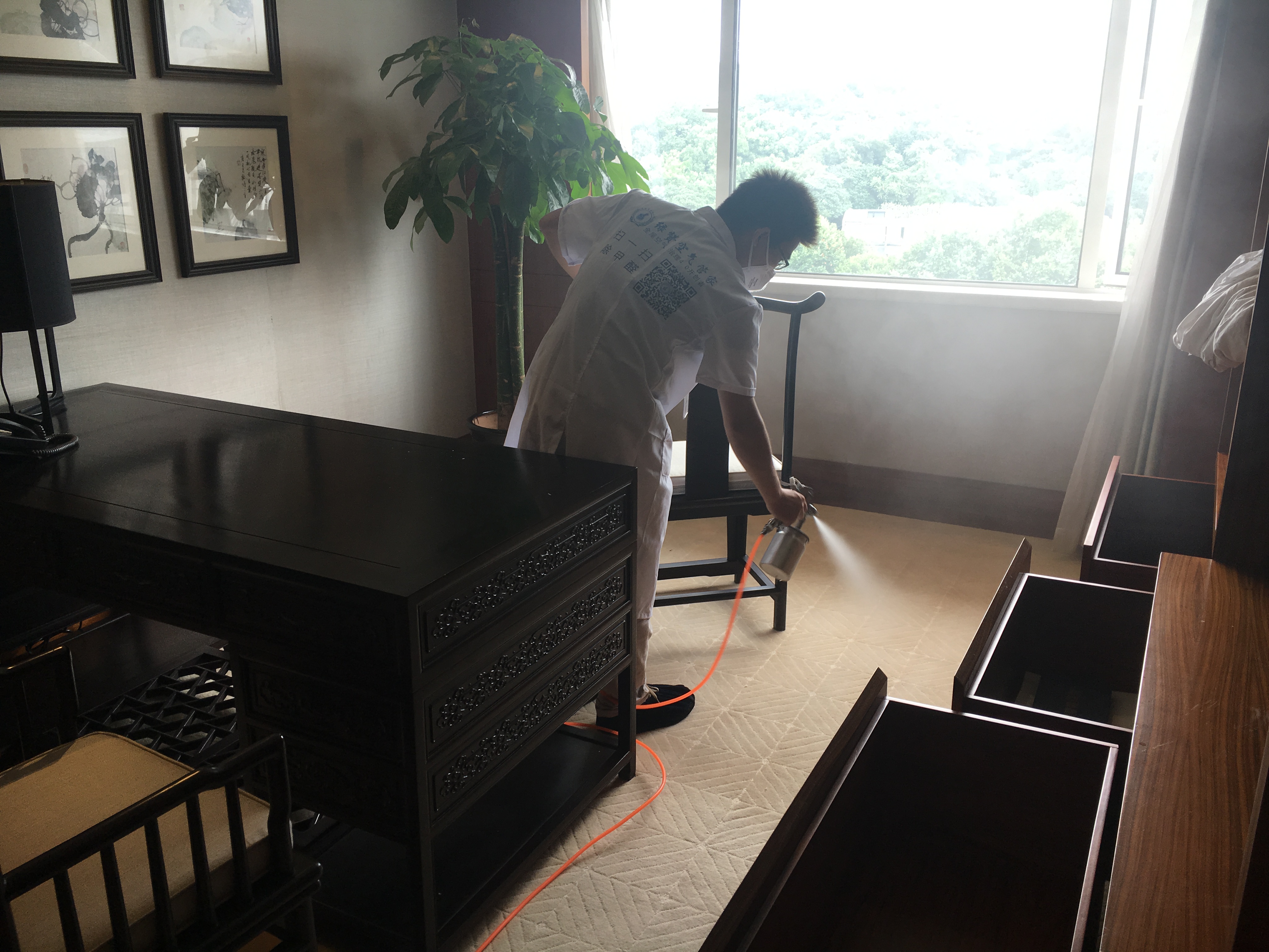 前段時(shí)間，王先生家中房子裝修。入住沒(méi)多久王先生就感覺(jué)自己身體出現(xiàn)了一些異樣，時(shí)常感到胸悶氣短、呼吸不暢，嚴(yán)重的時(shí)候還會(huì)出現(xiàn)短時(shí)間的暈眩。王先生以為是自己的身體出現(xiàn)了什么狀況便跑到家附近的診所詢(xún)問(wèn)。醫(yī)生一看便問(wèn)王先生家中最近是否裝修，王先生感覺(jué)很詫異。醫(yī)生說(shuō)這樣的癥狀是典型的甲醛中毒。王先生就咨詢(xún)了除甲醛公司如何清除新房裝修后殘留的甲醛？