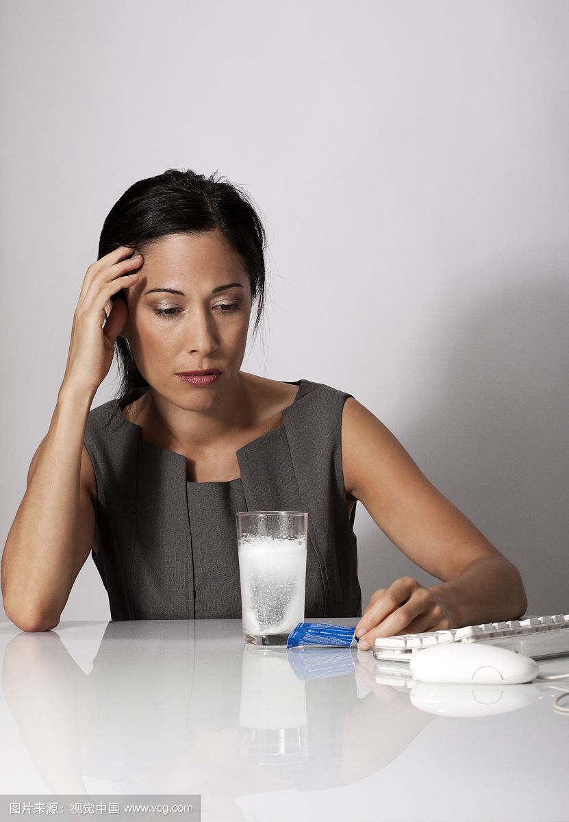  新房裝修后裝修污染？入住之前需要除甲醛嗎？這是大家在入住前***的疑問。甲醛對身體是有害是眾所周知的，那么，甲醛對人體的危害是什么? 除甲醛公司專家總結(jié)了五種常見的甲醛引起的癥狀，如果出現(xiàn)這些癥狀，那么您就需要注意啦?。?！ 一、胸悶氣短： 一些業(yè)主在搬進(jìn)新家后常常感覺到胸悶氣短、呼吸不暢，但去醫(yī)院檢查又沒有發(fā)現(xiàn)任何心肺問題，這種情況很有可能是甲醛中毒引起的。胸悶是甲醛中毒常見癥狀之一，一般在輕度或中度中毒時(shí)出現(xiàn)。所以，如果時(shí)常在家中感到胸悶，首先應(yīng)去醫(yī)院排除心臟問題，然后再確定是否是甲醛超標(biāo)造成的。 二、呼吸系統(tǒng)刺激： 回家開門的一瞬間，家的溫馨氣息就會撲面而來，但新家不是這樣，新業(yè)主每次回家聞到的***縷空氣往往伴隨刺鼻的化學(xué)品氣味，怎么會感受到溫馨呢？這種裝修特有的刺鼻氣體的主要有害成分就是甲醛，多數(shù)家庭可在通風(fēng)一個(gè)月時(shí)間明顯減輕（注意減輕并不等于消除），但如果通風(fēng)一個(gè)月還沒有改觀，那就應(yīng)該考慮治理室內(nèi)空氣污染了。 三、眼睛不適、無故流淚： 當(dāng)人們切洋蔥的時(shí)，***感受到嗆的也是眼睛，然后是鼻子。眼睛是人體最敏感脆弱的器官之一，當(dāng)外界空氣中存在刺激性分子，眼睛往往是***感受到的。甲醛的一大危害就表現(xiàn)在對粘膜的刺激，甲醛屬于原漿毒物質(zhì)，能與蛋白質(zhì)結(jié)合，使眼睛感到刺激、干澀、不適，甚至流淚。 四、易生病，抵抗力下降： 我們生活的環(huán)境中，無處不存在著看不見的細(xì)菌病毒，因?yàn)樯眢w擁有強(qiáng)大的免疫力才使我們免受這些病菌的感染。但長期生活在甲醛超標(biāo)的環(huán)境會使免疫系統(tǒng)遭受破壞，降低人體抵抗力，不能有效地防御外界病原微生物的侵入，從而導(dǎo)致疾病發(fā)生。家人入住新居后經(jīng)常感冒，尤其是老人兒童，感冒后一個(gè)星期也不見好轉(zhuǎn)，這都可能是甲醛超標(biāo)引起的。 五、頭暈、乏力、嗜睡： 甲醛可影響人的造血系統(tǒng)，輕則引發(fā)貧血，嚴(yán)重的甚至可能導(dǎo)致白血病。有調(diào)查指出，醫(yī)院血液科病房中三成以上白血病患者的家庭在兩年內(nèi)進(jìn)行過裝修。而兒童因裝修患病的幾率更高，占患病兒童的半數(shù)以上。當(dāng)人體血液供應(yīng)不足時(shí)，就會經(jīng)常感到疲憊，走路都沒有力氣。因此，入住新居后有頭暈、乏力、嗜睡的癥狀，應(yīng)及時(shí)去醫(yī)院檢查血常規(guī)。 如果您或者家人已經(jīng)出現(xiàn)了以上的兩種或兩種以上就要做全面的室內(nèi)空氣治理了哦！