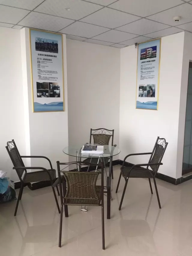 歷經(jīng)近兩個月的店面籌備工作，創(chuàng)綠家空氣治理惠州服務(wù)中心正式落成，室內(nèi)裝修污染危害社會，室內(nèi)空氣治理迫在眉睫。創(chuàng)綠家惠州服務(wù)中心將竭誠為您服務(wù)！ 溫總、朱總與公司合照 創(chuàng)綠家空氣治理惠州服務(wù)中心門面 店內(nèi)展示： 祝溫總、朱總開業(yè)生意興隆、財源廣進(jìn)！